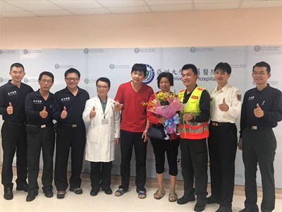 線上指導CPR救回電擊傷患 患者與家屬獻花感謝