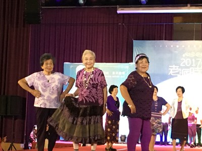 時尚不分年紀  阿公阿嬤伸展台精彩走秀