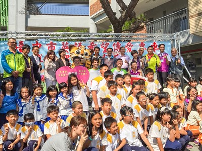 中市「英語傳愛行動專車」半年前進75校 本學期推出全新花博課程