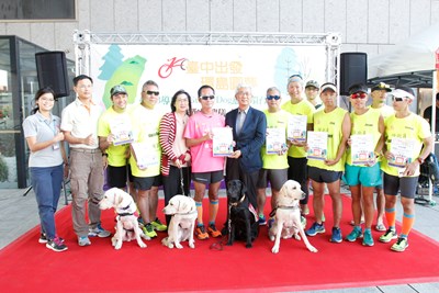 視障馬拉松跑者梁小偉完成環台跑     籌募導盲犬慈善基金