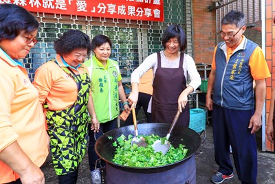 鼓勵社區屋頂種菜實踐低碳飲食理念 林副市長摘菜下廚共襄盛舉