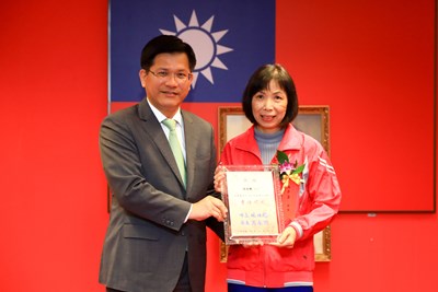 張秀鑾獲全國孝行獎與中市孝行楷模 市府推崇孝道典範