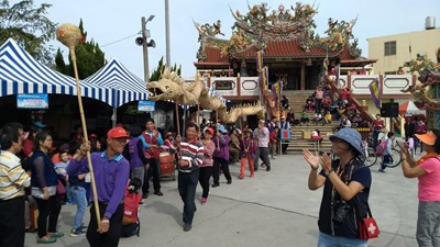 東安社區創意市集 30尺稻草舞龍編織作品展現傳統手藝