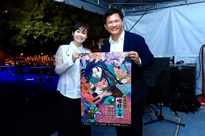 林市長成小粉絲現身「搖滾台中」 鄭宜農贈簽名海報表示感謝