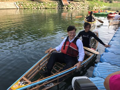 中市五權國中師生手作獨木舟多元學習 教育局副局長體驗見證