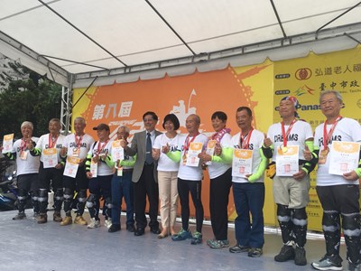 不老騎士完成1,250公里環島圓夢  林副市長頒證肯定長輩追夢