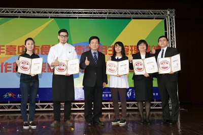 食品業者衛生自主管理評核受證  黃秘書長呼籲業者共同響應