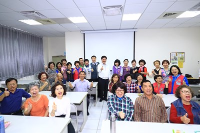 中市長青學苑搶手 林市長：明年全市突破700班