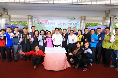 上楓國小活動中心加碼圖書館  一次滿足學生、居民需求