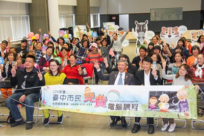 中市免費電腦課程展成果 阿公阿嬤用手機查詢APP