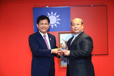 林市長表揚法制局前局長陳朝建   感謝無私奉獻市政