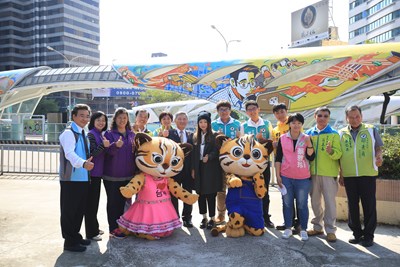 以動漫融入城市風景 全國最大彩繪公車站今啟用