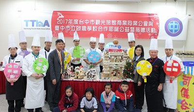 中市觀光旅館公會與啟聰學校合作 特教生DIY耶誕樹慶佳節