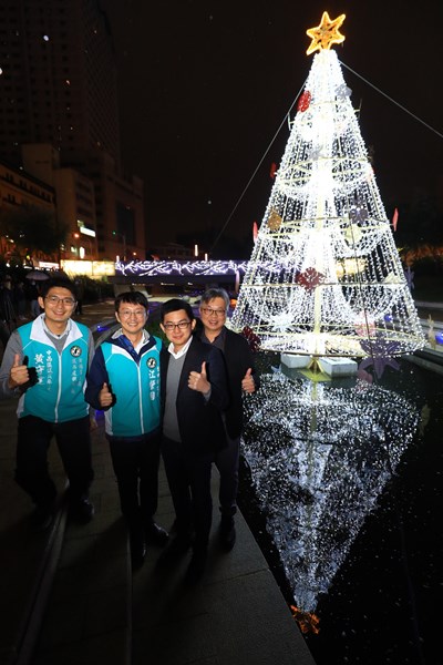 水中耶誕樹試燈 新聞局長：最有特色耶誕樹就在台中