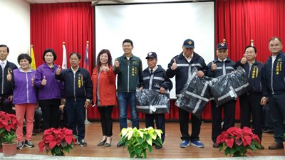 體恤守望相助隊天寒仍守護社區安全 民政局發放保暖大衣