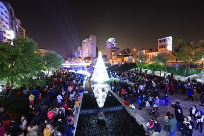 台中全國首座水中耶誕樹點燈 林市長：讓舊城區再度綻放光芒