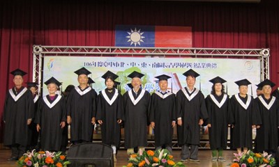 中市4區長青學苑結業典禮 中市社會局長為長輩撥穗