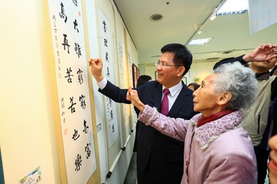 中市長青學苑聯合作品展 林市長:助阿公阿嬤終身學習是最好的投資