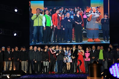 台中跨年晚會雪花燈光秀  林市長與民眾倒數迎新年