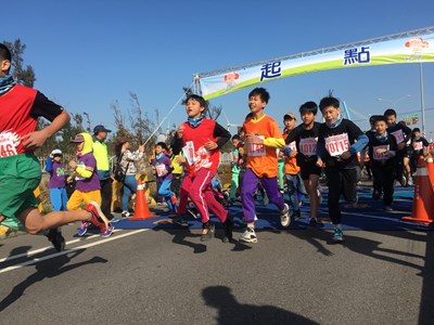 中市國小普及化路跑高美溼地登場 4千多名師生熱力開跑