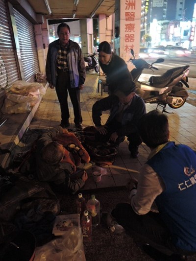 冷氣團來襲！社會局主動出擊 關懷街友提供熱食、睡袋