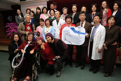台中醫院獲社福團體及企業捐贈沐浴機 市長夫人盼關注漸凍人議題 