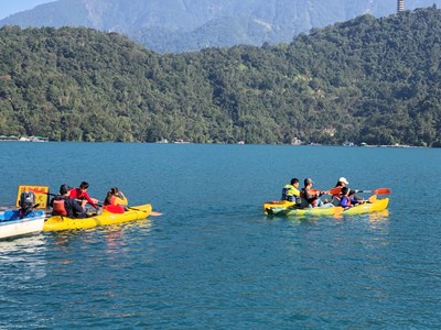 中市戶外教育示範研習 教師划輕艇、騎自由車共學交流