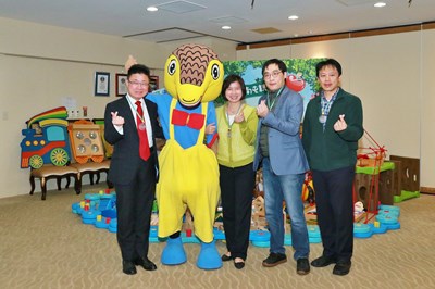 提升幼兒托育環境 鴻海教育基金會捐贈中市親子館教玩具設備