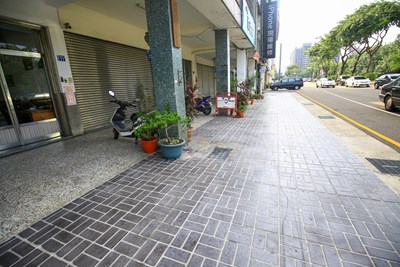 營造人本宜居城市 中市明年續推人行道騎樓無障礙空間稽查