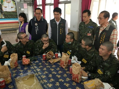 中市民政局長探視成功嶺役男 邀任花博宣傳小尖兵