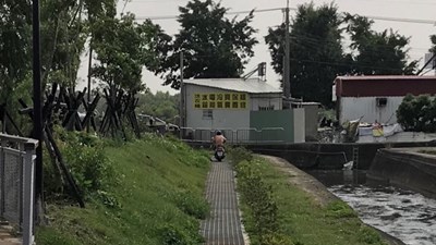 避免擅闖文山水資中心排水設施 水利局加強警告標示與增設人車阻隔設施