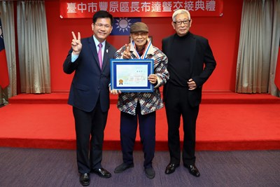 彩虹爺爺獲頒榮譽獎章 林市長肯定貢獻並祝福生日快樂