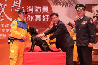 慶祝119消防節  林市長親為台中搜救犬授階