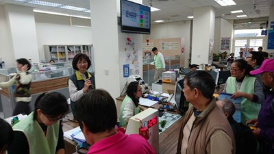 地籍重測換狀免請假 龍井地政今提供假日換狀服務 地政局張局長任一日志工