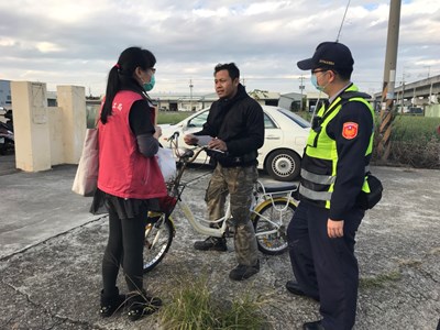 強化移工遵守騎自行車規範 中市勞工局偕交通大隊巡迴交安宣導