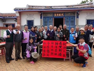 書法家揮毫贈春聯 客語朗讀拜早年