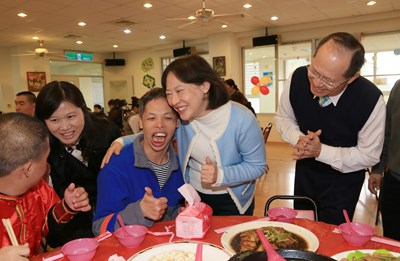 瑪利亞教養家園歲末圍爐 市長夫人贈加菜金溫馨關懷