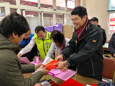 寒冬送暖 民政局結合宮廟送暖被、發紅包