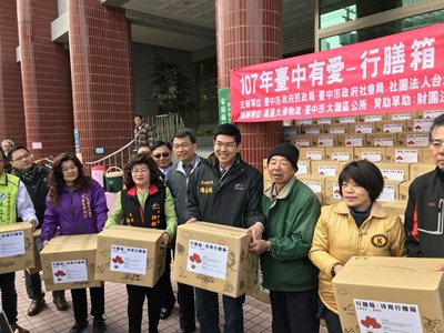 讓社會邊緣戶安心過年 中市府贈「行膳箱」愛心物資