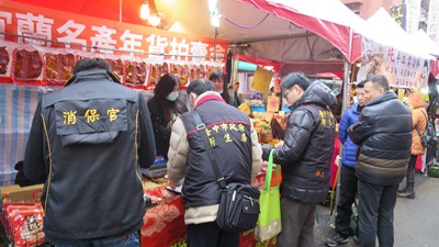 天津路年貨大街開賣 中市府聯合稽查維護消費者權益