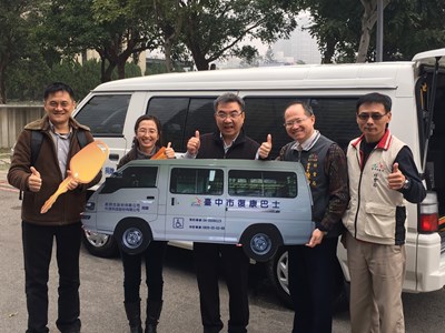 民間單位捐贈復康巴士  讓身障朋友交通接送更便利