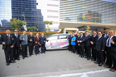 豐原西南扶輪社捐交通車 鼓勵長輩走出戶外參與活動