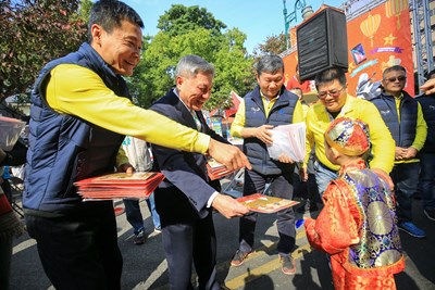 天津路年貨大街買氣旺 張副市長發小紅包、摸彩送重機、iPhone X