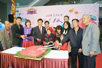 林市長切下120公斤新丁粄，為活動宣告開砲