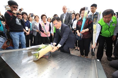 林市長獻上百合花，向228受難者及家屬致意。