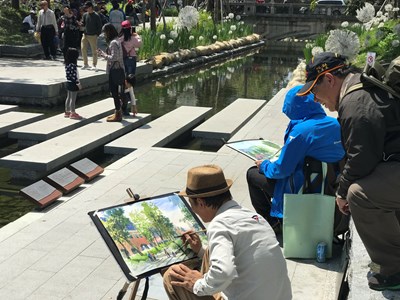 喜愛寫生的朋友現場為綠川新貌留下最美的紀錄