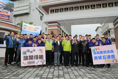 林市長赴豐原高商為將北上參賽的球員加油打氣