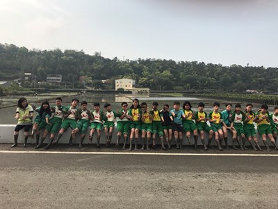 學童共同體驗彩繪稻田插秧活動