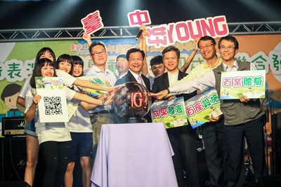 林市長與在場青年學子合影