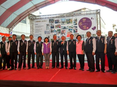張副市長與現場來賓合影 祝福新人幸福到老